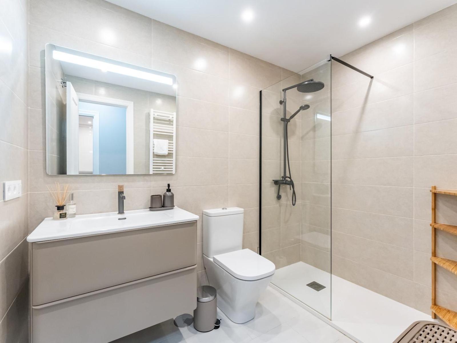 Pass The Keys Stylish 3 Bed Flat In Pacos *